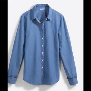 🌼💙Draper James button down in light wash Chambray. NWOT